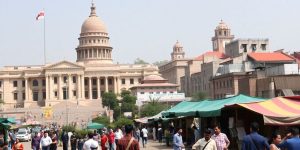 Peisaj urban cu clădiri guvernamentale și piețe aglomerate.