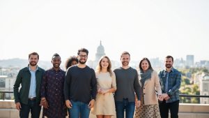 Grup divers de oameni uniți, simbolizând progresul.